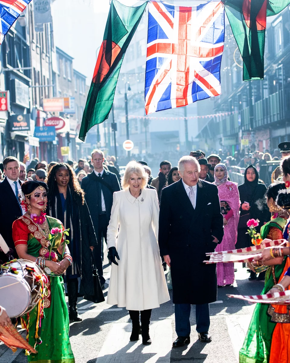 Το βασιλικό ζεύγος κατά την επίσκεψή του στο Μπικ Λέιν του Λονδίνου 