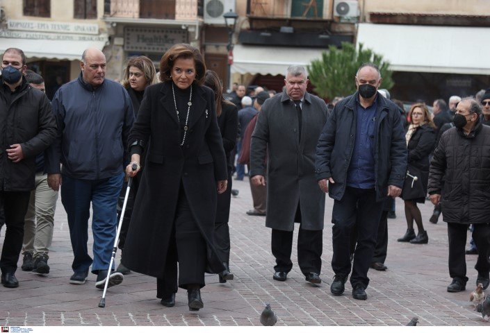 Η Ντόρα Μπακογιάννησ προσέρχεται στην κηδεία του Μανούσου Βολουδάκη -Φωτογραφία: ΚΑΡΤΣΩΝΑΚΗΣ ΜΑΚΗΣ/Intimenews