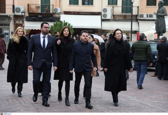 Ο γραμματέας του ΠΑΣΟΚ Ανδ. Σπυρόπουλος προσέρχεται στην κηδεία του Μανούσου Βολουδάκη -Φωτογραφία: ΚΑΡΤΣΩΝΑΚΗΣ ΜΑΚΗΣ/Intimenews