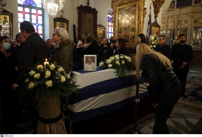 Λαϊκό προσκύνημα στη σορό του Μανούσου Βολουδάκη -Φωτογραφία: ΚΑΡΤΣΩΝΑΚΗΣ ΜΑΚΗΣ/Intimenews