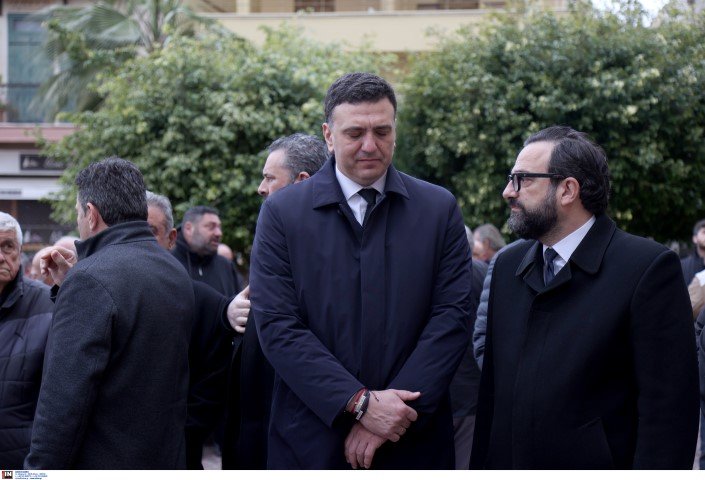 Συντετριμμένοι ο υπ. Τουρισμού Β. Κικίλιας και ο βουλευτής Επικρατείας Χρ. Ταραντίλης στην εξόδιο ακολουθία κηδεία του Μανούσου Βολουδάκη -Φωτογραφία: ΚΑΡΤΣΩΝΑΚΗΣ ΜΑΚΗΣ/Intimenews