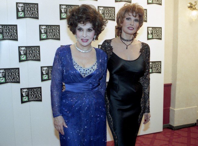 Η Ράκελ Γουέλς στα BAFTA το 1995 -Φωτογραφία: AP Photo/Lynne Sladky