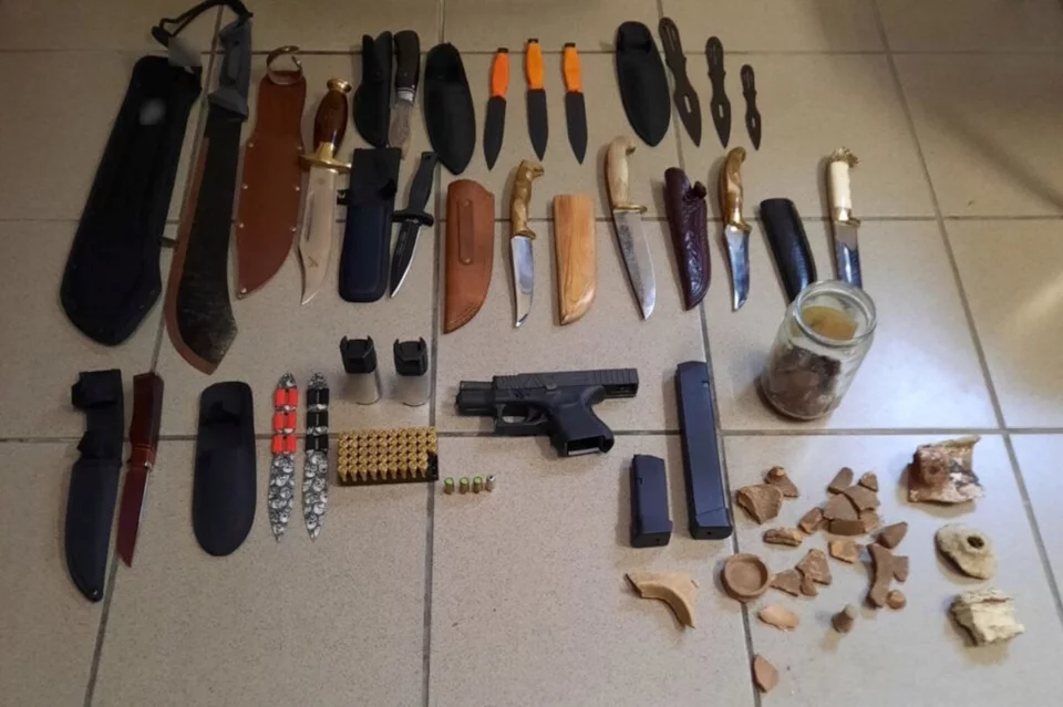 Τα μαχαίρια και το όπλο που έκρυβε ο 52χρονος στο σπίτι του στη Χαλκιδική-Φωτογραφία ΕΛΑΣ