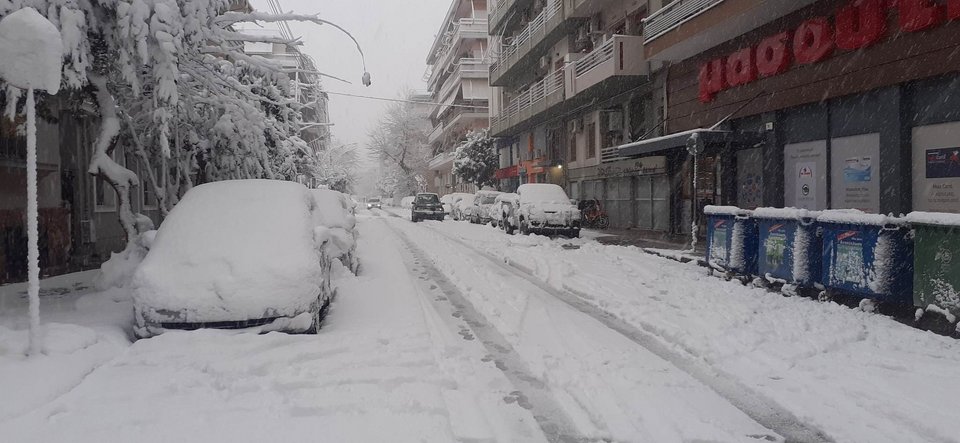 Χιόνισε μέχρι και στην παραλία του Βόλου