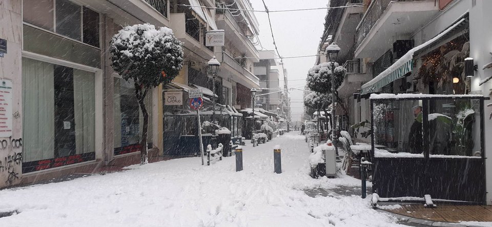 Χιόνισε μέχρι και στην παραλία του Βόλου