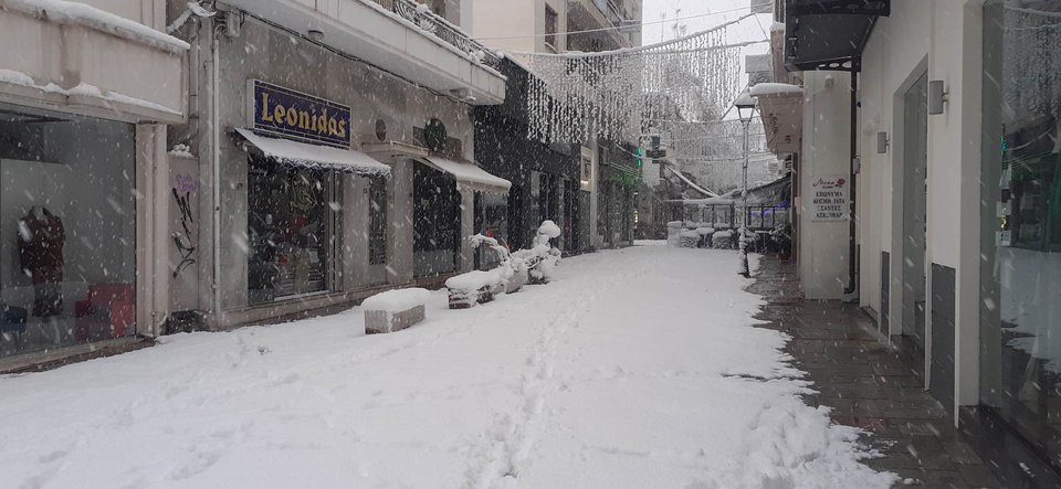 Χιόνισε μέχρι και στην παραλία του Βόλου