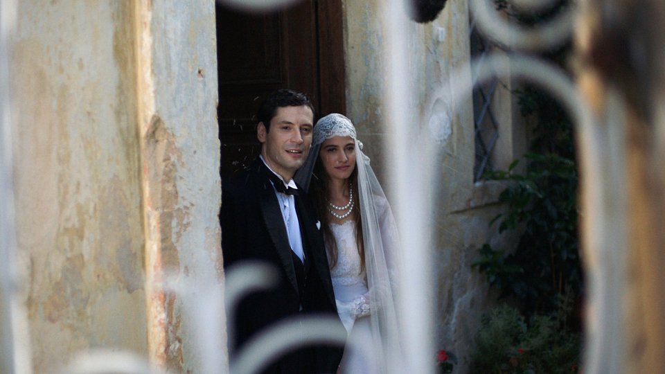 H Νεφέλη Κουρή υποδύεται τη Ζακλίν που αποφασίζει να φύγει από το σπίτι για να ζήσει τον απαγορευμένο έρωτά της με τον χριστιανό Κωνσταντίνο.