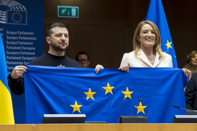 Ο Βολοντίμιρ Ζελένσκι και η Ρομπέρτα Μέτσολα