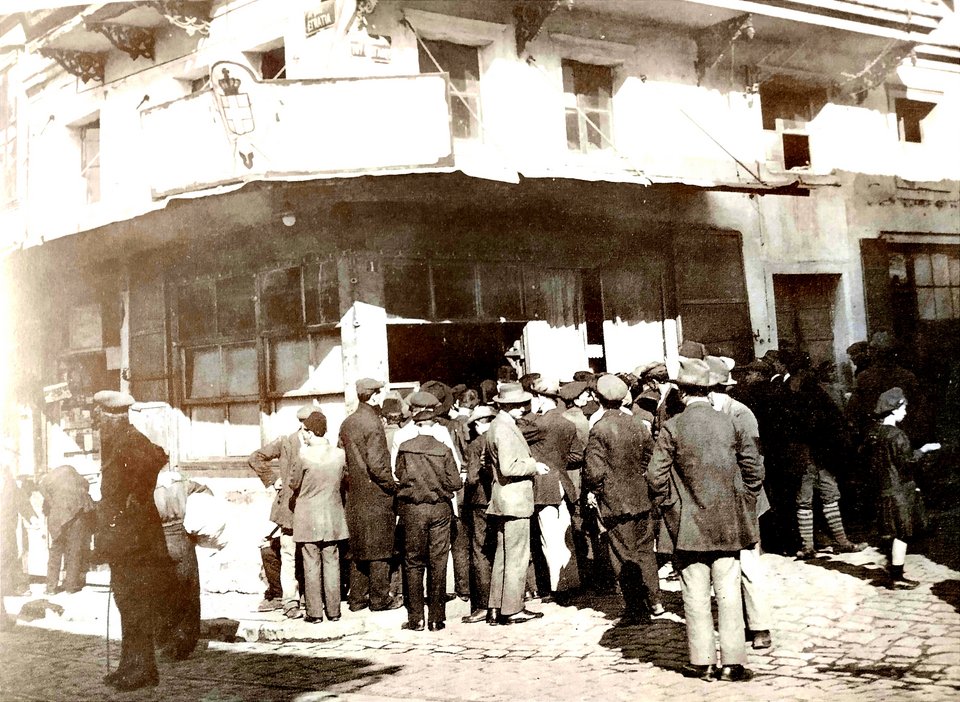 Διανομή άρτου στη γωνία των οδών Εγνατία και Αλεξάνδρου του Μεγάλου. Χρονολογημένη λήψη της Φωτογραφικής Υπηρεσίας της Στρατιάς της Ανατολής (01.11.1915)