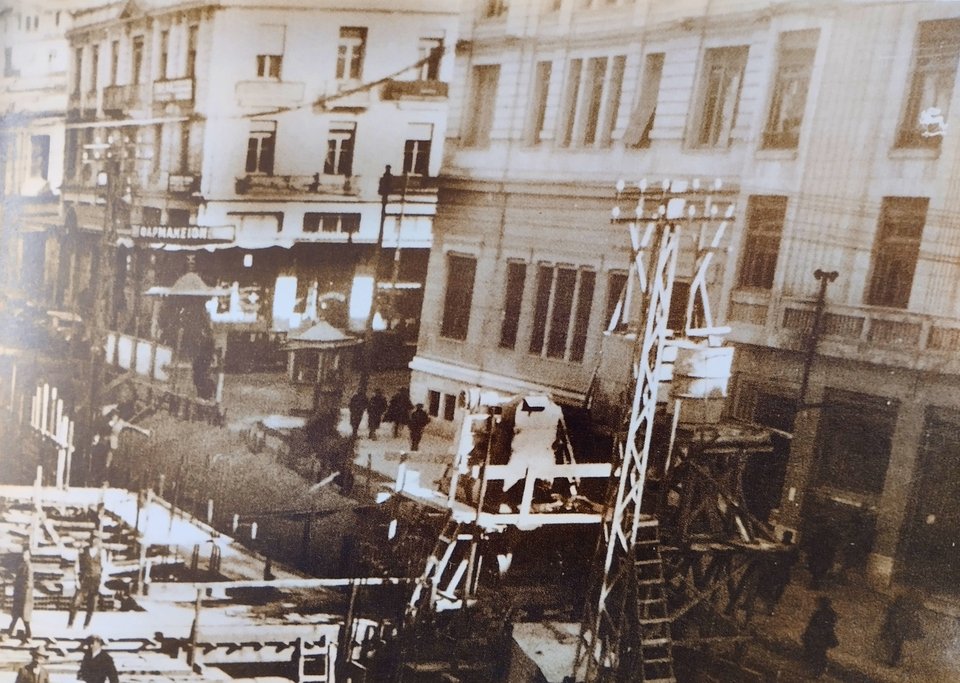 Η διαμόρφωση ενός νέου εμπορικού δρόμου, της Ιωνος Δραγούμη. Αριστερά κάτω, το γιαπί του ενιαίου κτηρίου της Τράπεζας Ελλάδος και της Εθνικής Τράπεζας. Αριστερά επάνω, στη γωνία με την οδό Τσιμισκή, το Μέγαρο Καζές. Στη μέση (απέναντι από το Μέγαρο Καζές) το κτήριο της Τράπεζας Αθηνών και στα δεξιά του το Μέγαρο Χοβαγκιμιάν. Τα δύο τελευταία δεν υφίστανται σήμερα. Λήψη περί το 1928.