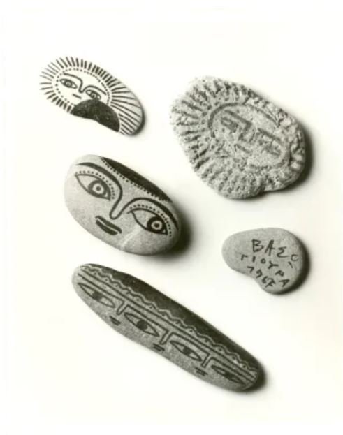 Βότσαλα ζωγραφισμένα από την Βάσω Κατράκη στη Γυάρο