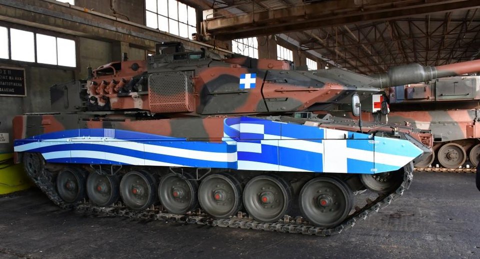 Το άρμα μάχης με την ελληνική σημαία