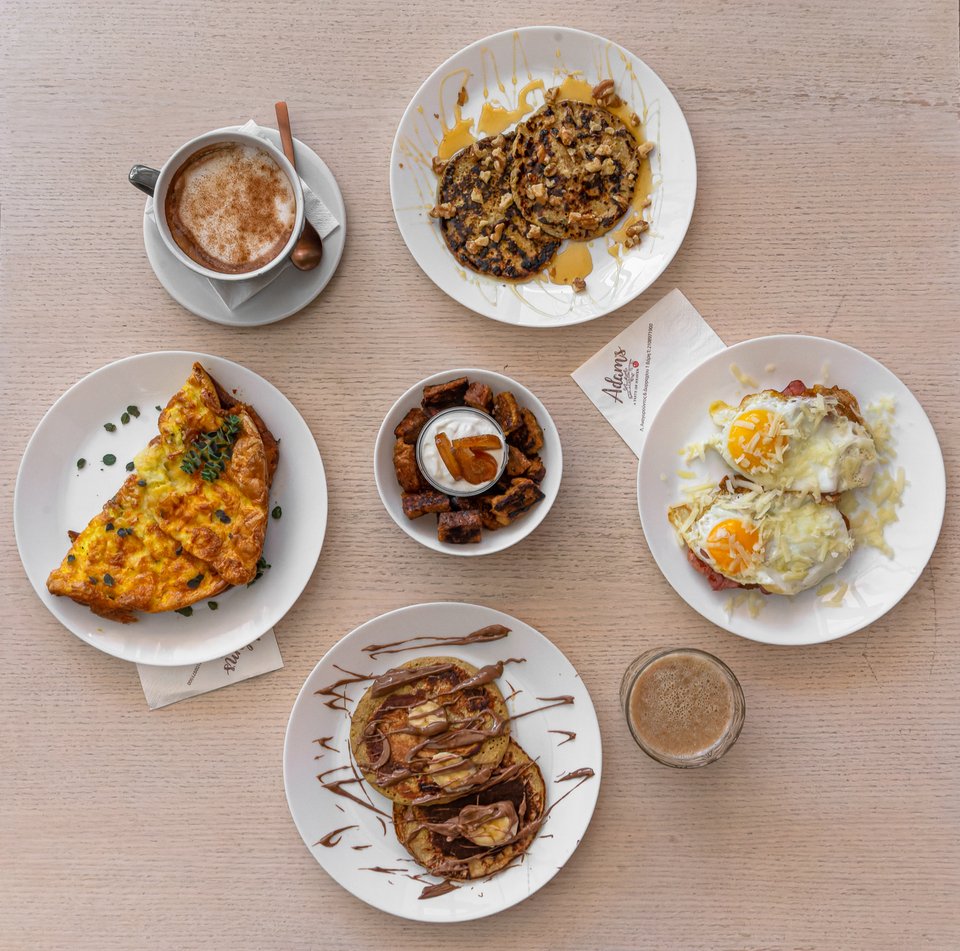 Απολαύσαμε ένα εξαιρετικό brunch στο Adam's με πιάτα φτιαγμένα όλα με αγνά υλικά που τα καταλαβαίνεις τόσο στη γεύση όσο και στο στομάχι.