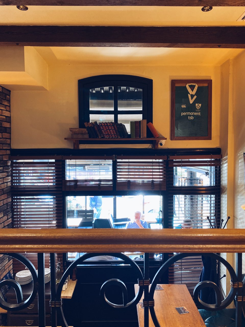 Σε κάθε γωνιά στο εσωτερικό της παμπ υπάρχουν βιβλία, μπάλες και φανέλες του ράγκμπι  / Φωτογραφία: Μάνος Λειβαδάρος/iefimerida.gr 