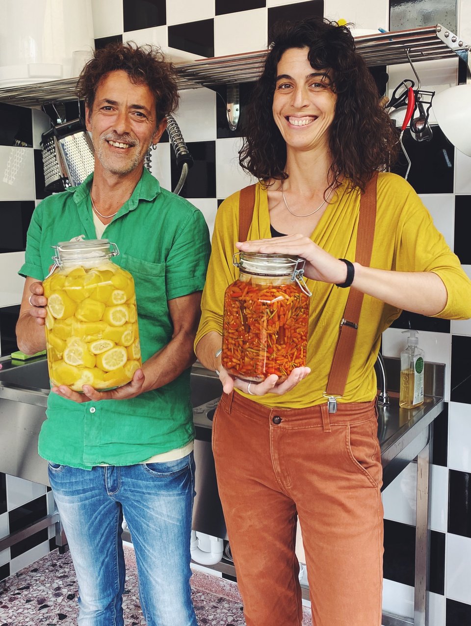 O ψυχολόγος Άγγελος Κόντος και η φωτογράφος Miriam Roncero Val άφησαν τις προηγούμενες δουλειές τους και ασχολήθηκαν επαγγελματικά με την παραγωγή τουρσί άγριας ζύμωσης στην Κερατέα / Φωτογραφία: Μάνος Λειβαδάρος/iefimerida