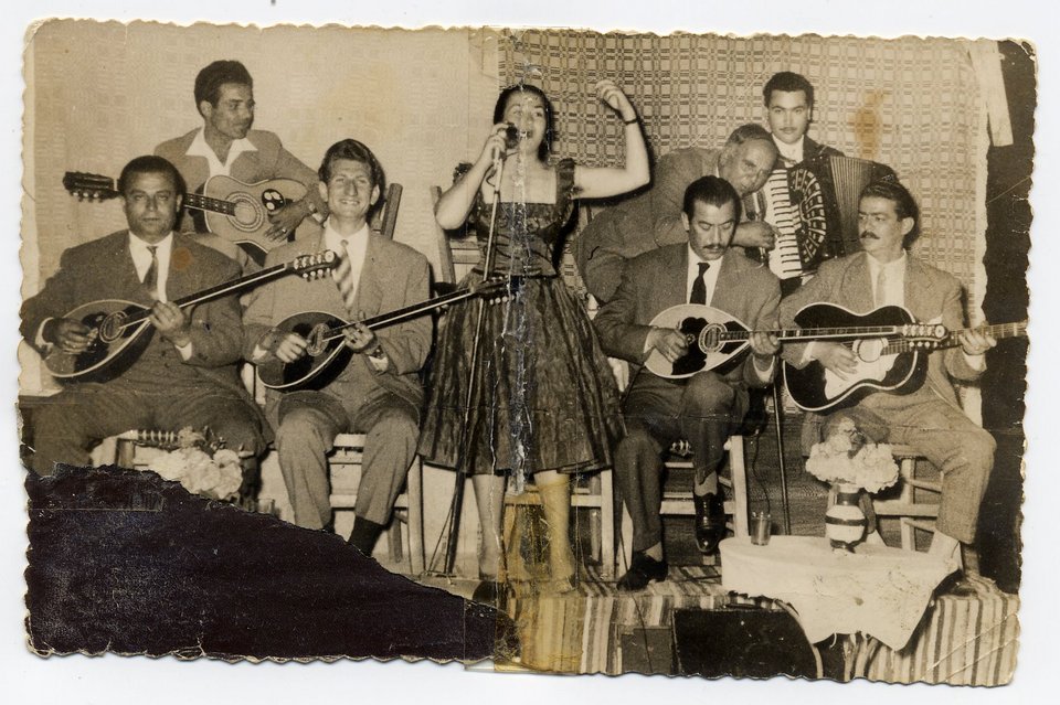 Ο Πολυκανδριώτης, ο Μενιδιάτης, ο Μπέμπης στα μέσα του '50 / Φωτογραφία από το αρχείο της σελίδας «Δημήτρης Μπέμπης Στεργίου» στο Facebook