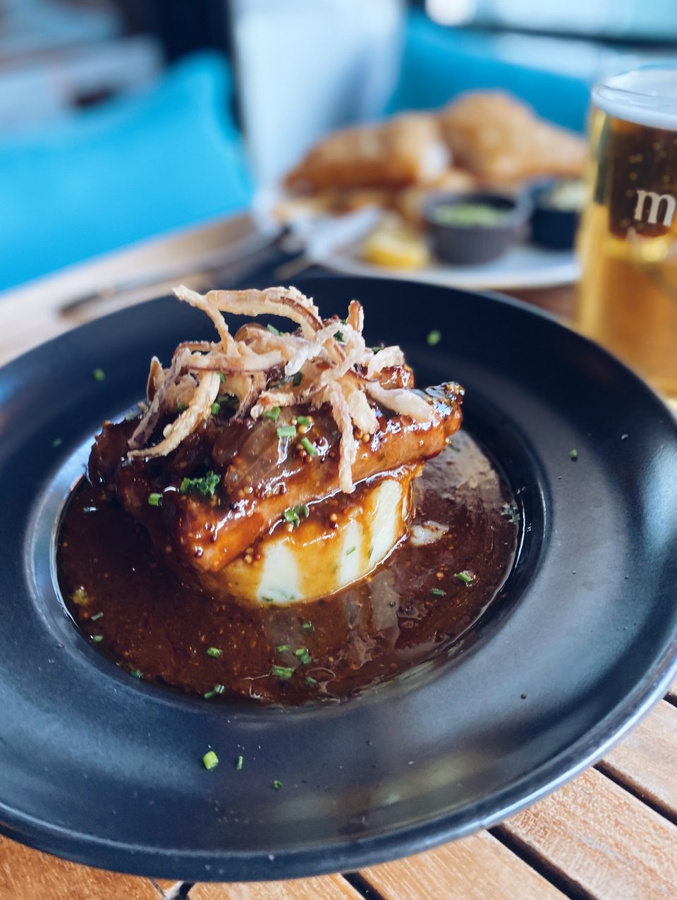 Το πιάτο με λουκάνικα και πουρέ με gravy  / Φωτογραφία: Μάνος Λειβαδάρος/iefimerida.gr 