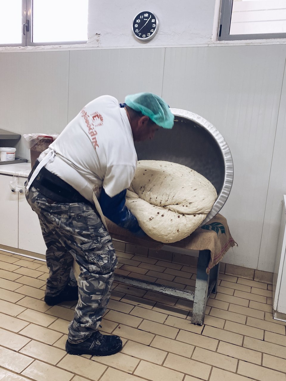 Το μπασίμι, η μεγάλη ανοξείδωτη λεκάνη, περιστρέφεται ώστε να τουμπάρει το μείγμα που ζυμώνει ο τεχνίτης  / Φωτογραφία: Μάνος Λειβαδάρος/iefimerida.gr