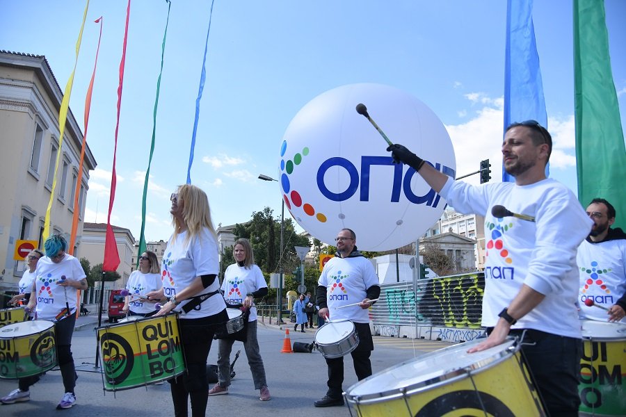 Η ομάδα κρουστών Quilombo δίνει ρυθμό στους δρομείς 