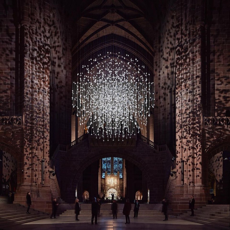 «Coalescence», γλυπτό με 2.000 κομμάτια ανθρακίτη στον Καθεδρικό του Λίβερπουλ