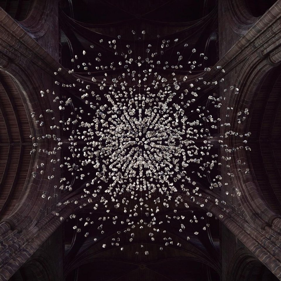 Το «Coalescence (Συνένωση)» κρεμάστηκε από τον τρούλο του Καθεδρικού του Λίβερπουλ και φωτίστηκε ως σχόλιο για την εξάρτησή μας από τα ορυκτά καύσιμα