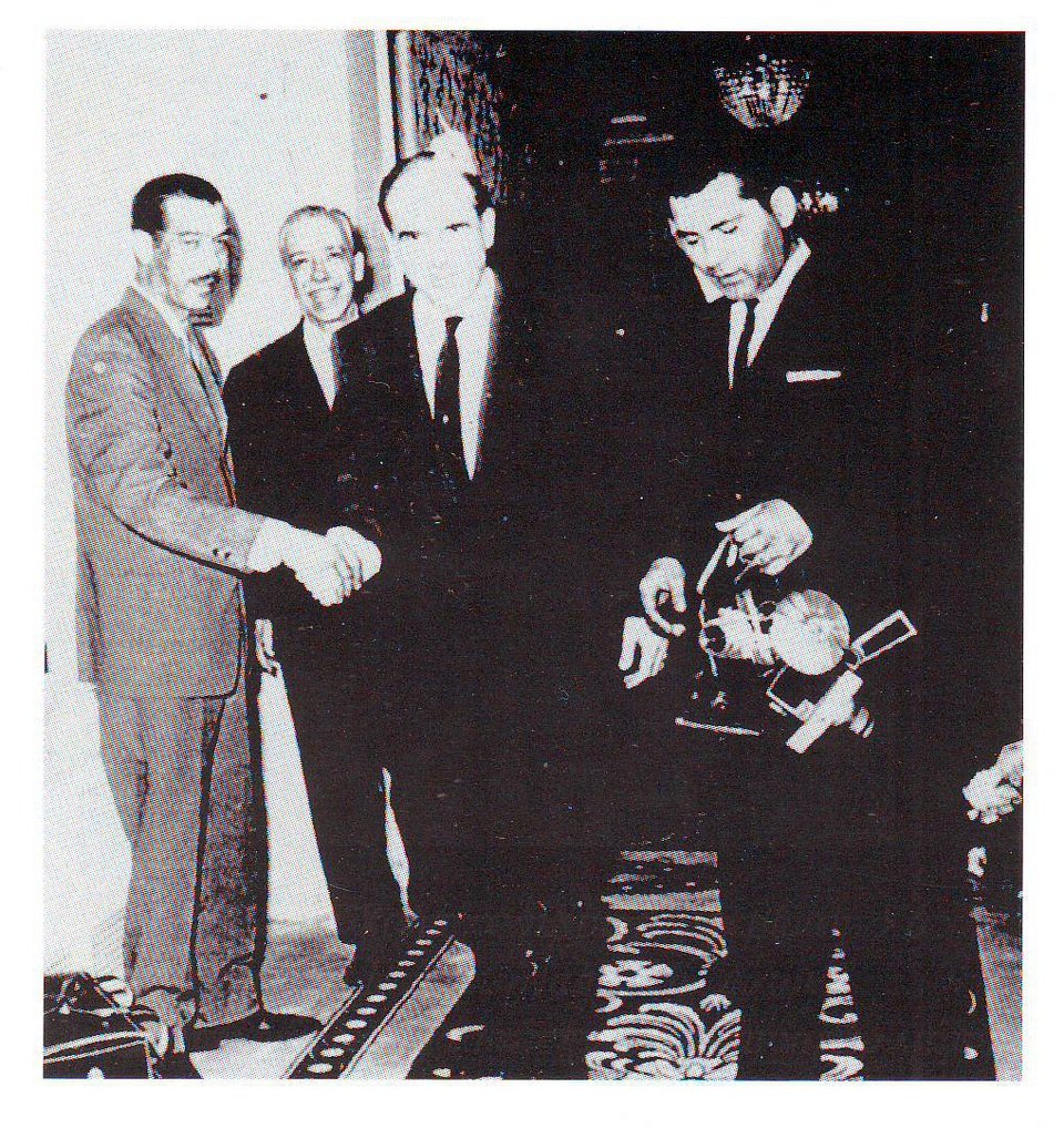 Ο Μπέμπης με τον Ανδρέα Παπανδρέου, λάτρη του μπουζουκιού / Φωτογραφία από το αρχείο της σελίδας «Δημήτρης Μπέμπης Στεργίου» στο Facebook