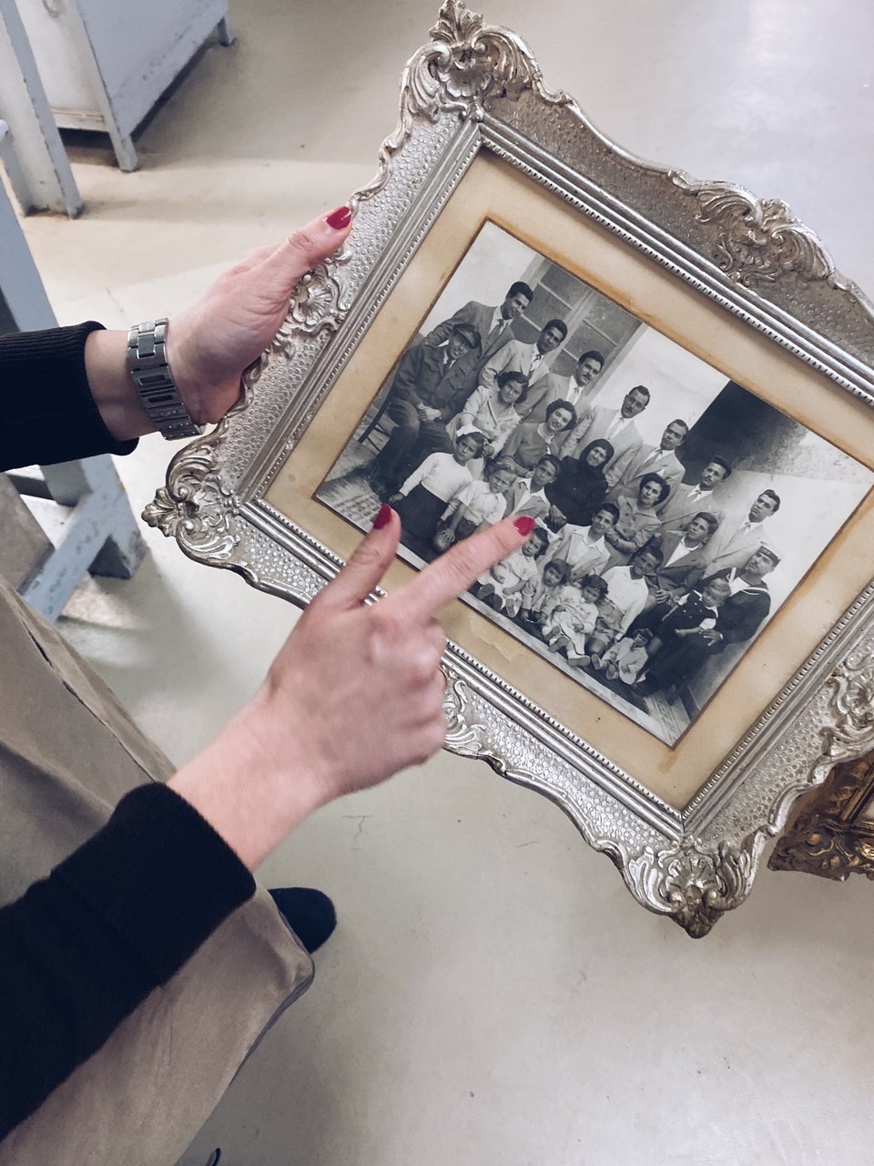 Φωτογραφία της οικογένειας Αργουδέλη στα Καμίνια του Πειραιά  / Φωτογραφία: Μάνος Λειβαδάρος/iefimerida.gr