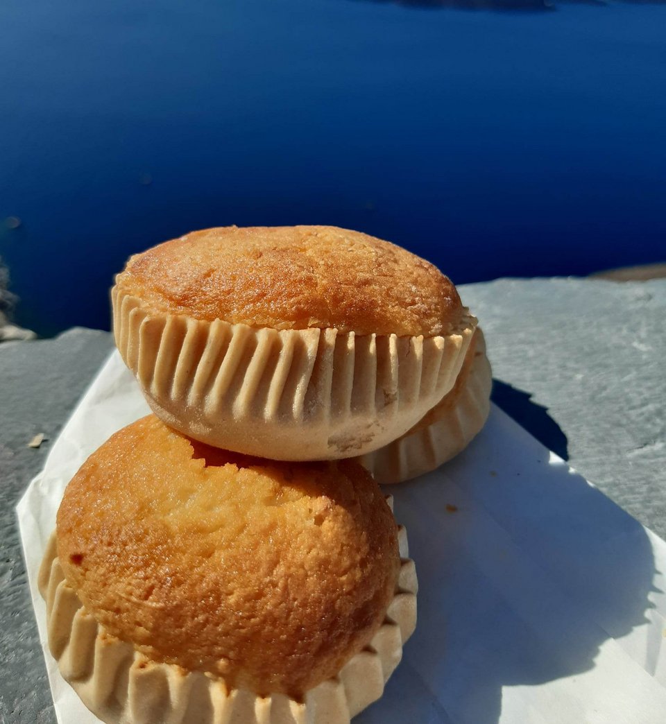 Τα μελιτερά της Ανάφης, με φόντο το Αιγαίο. 