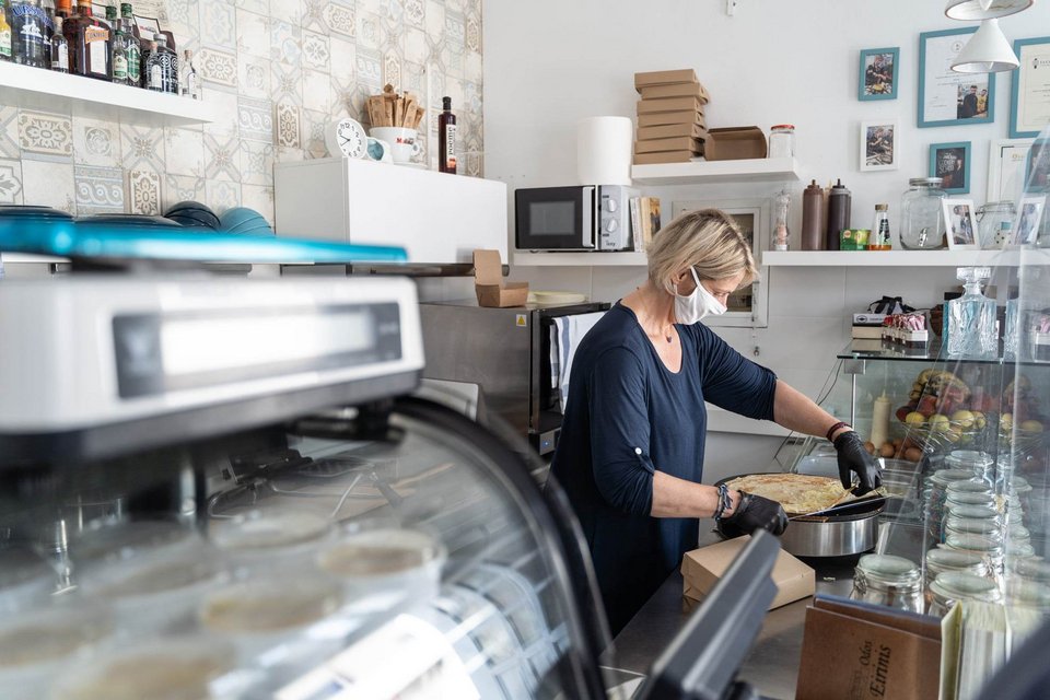 Η Μαργαρίτα Κονταράτου στην κουζίνα του καφενείου-ζαχαροπλαστείου «Οδός Ειρήνης» / Φωτογραφία: Νίκος Παλαιολόγος - Danezis Stories
