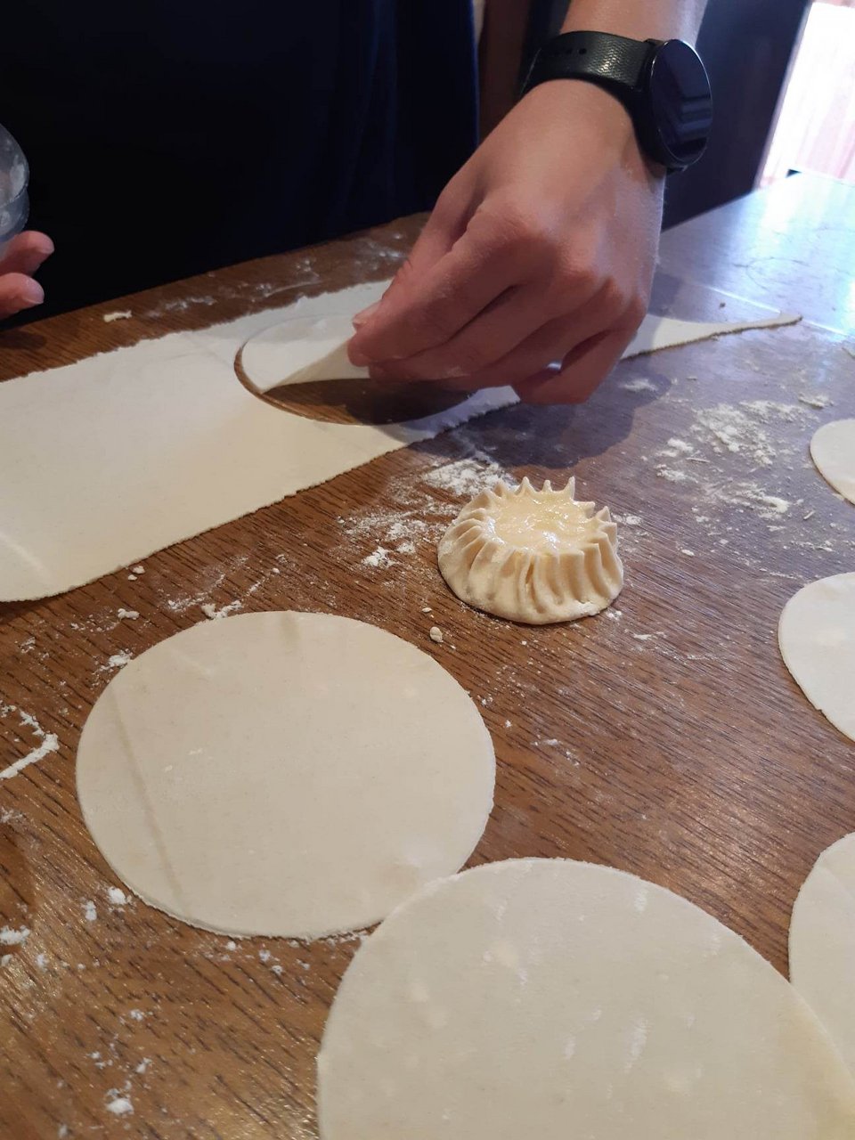 Η ζύμη κόβεται με κουπάτ σε μικρούς κύκλους 