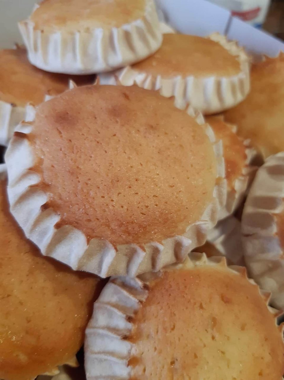 Τα μελιτερά είναι τραγανά απ' έξω και τρυφερά από μέσα, με το μελωμένο τυρί που μοσχομυρίζει βανίλια, θυμαρίσιο μέλι και μαστίχα.