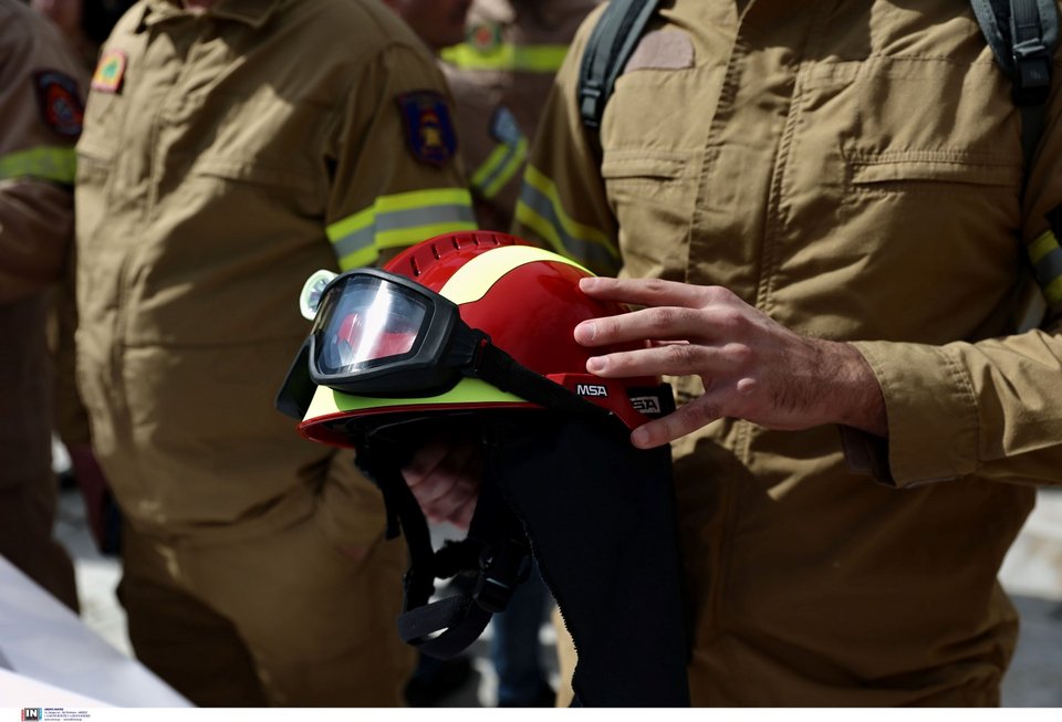 Συγκέντρωση διαμαρτυρίας εποχικών πυροσβεστών στο Σύνταγμα