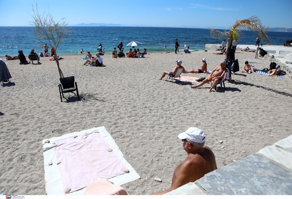 Στις παραλίες ξεχύθηκαν οι Αθηναίοι