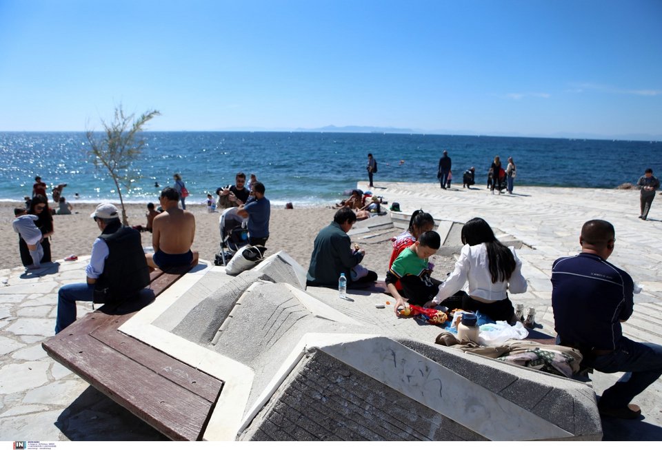 Στις παραλίες ξεχύθηκαν οι Αθηναίοι