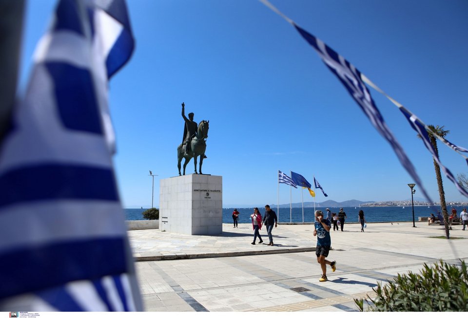 Στις παραλίες ξεχύθηκαν οι Αθηναίοι