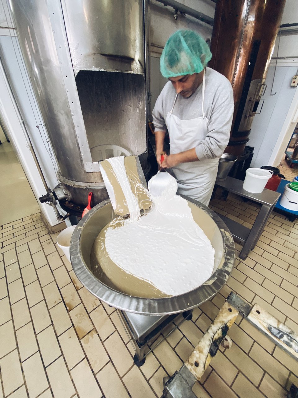 Η καραμέλα χύνεται από το μηχάνημα ανάδευσης μέσα στο καυτό ταχίνι, δημιουργώντας το μείγμα του χαλβά  / Φωτογραφία: Μάνος Λειβαδάρος/iefimerida.gr