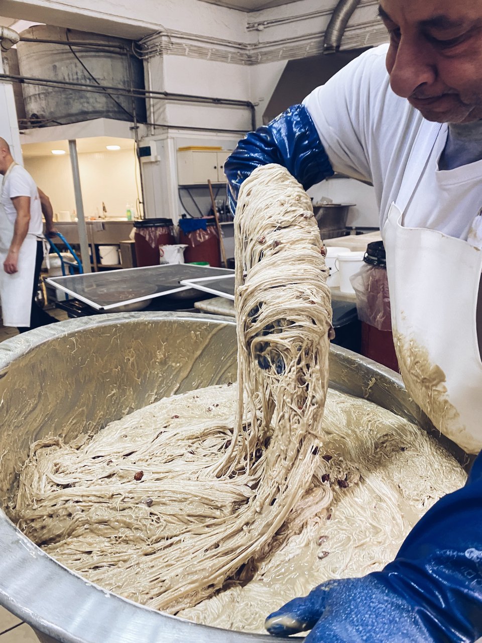 Οι μαστιχωτές ίνες του χειροποίητου χαλβά, σήμα κατατεθέν του Αργουδέλη  / Φωτογραφία: Μάνος Λειβαδάρος/iefimerida.gr