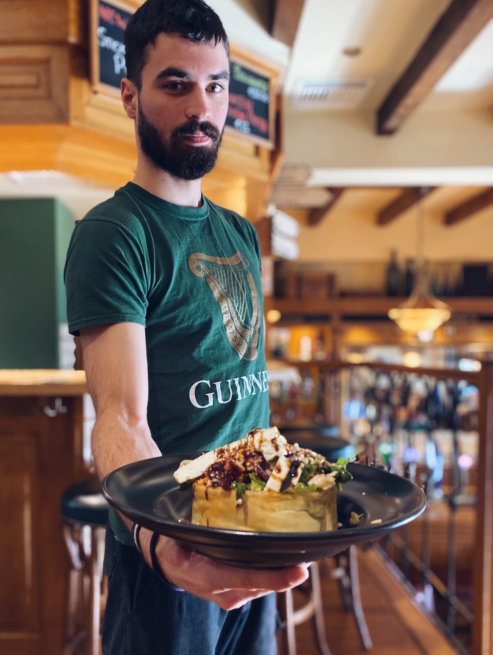 Η σαλάτα με το ψητό μανούρι / Φωτογραφία: Μάνος Λειβαδάρος/iefimerida.gr 