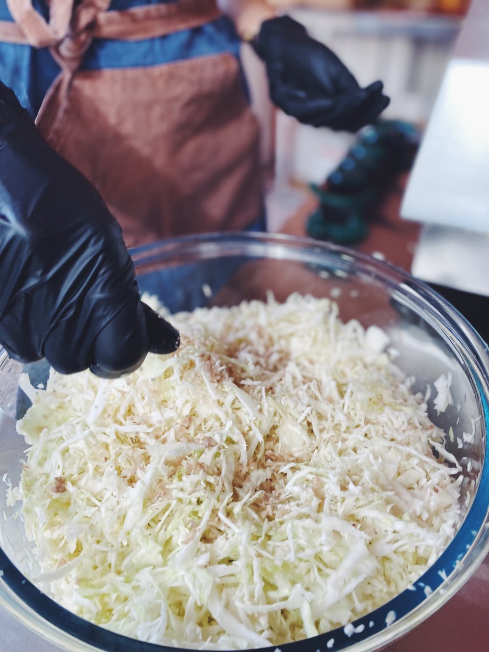 Η Miriam ανακατεύει για να πάει παντού το θαλασσινό καπνιστό αλάτι  / Φωτογραφία: Μάνος Λειβαδάρος/iefimerida