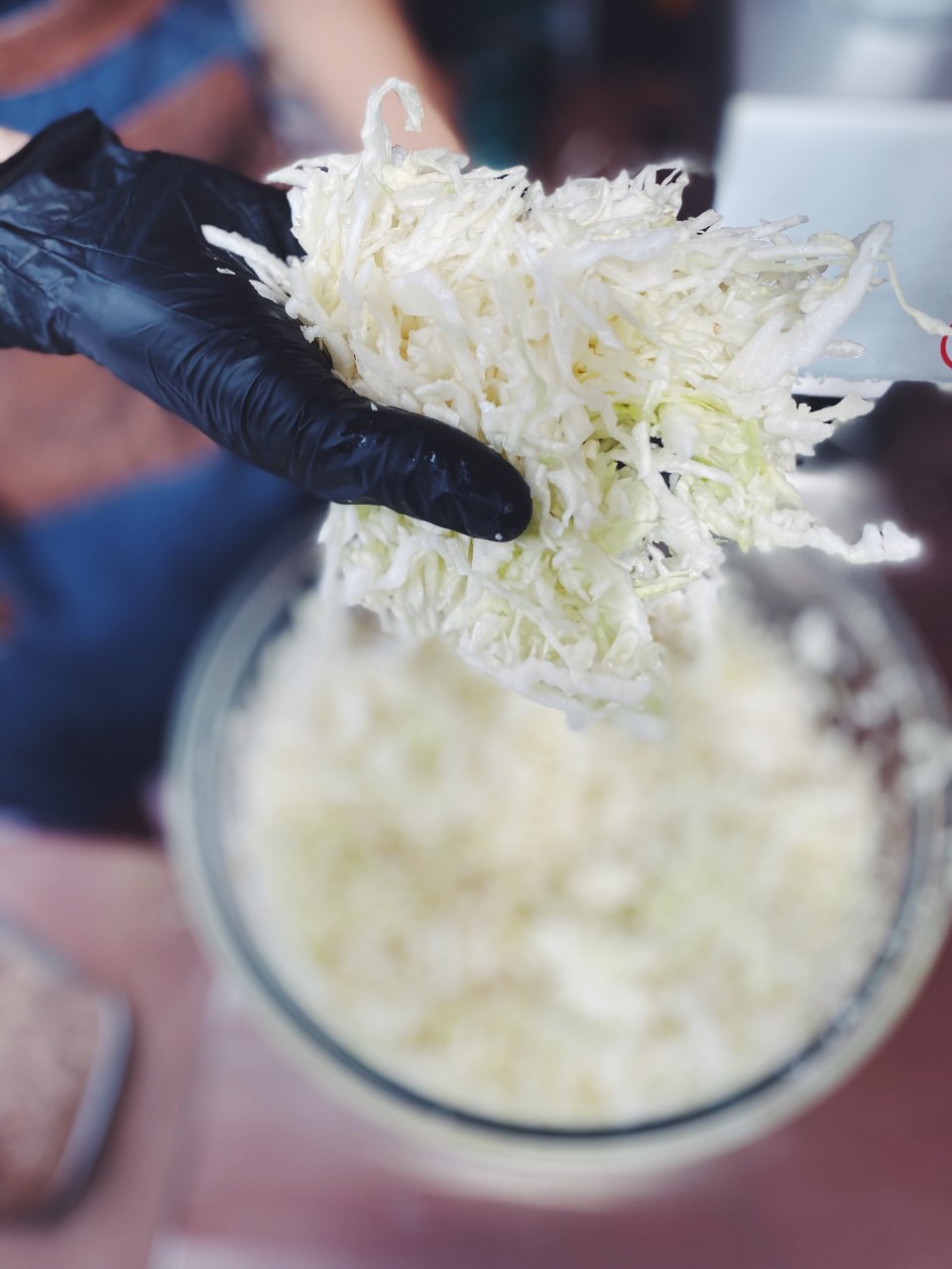 Το λάχανο ψιλοκόβεται σε λεπτές λωρίδες  / Φωτογραφία: Μάνος Λειβαδάρος/iefimerida