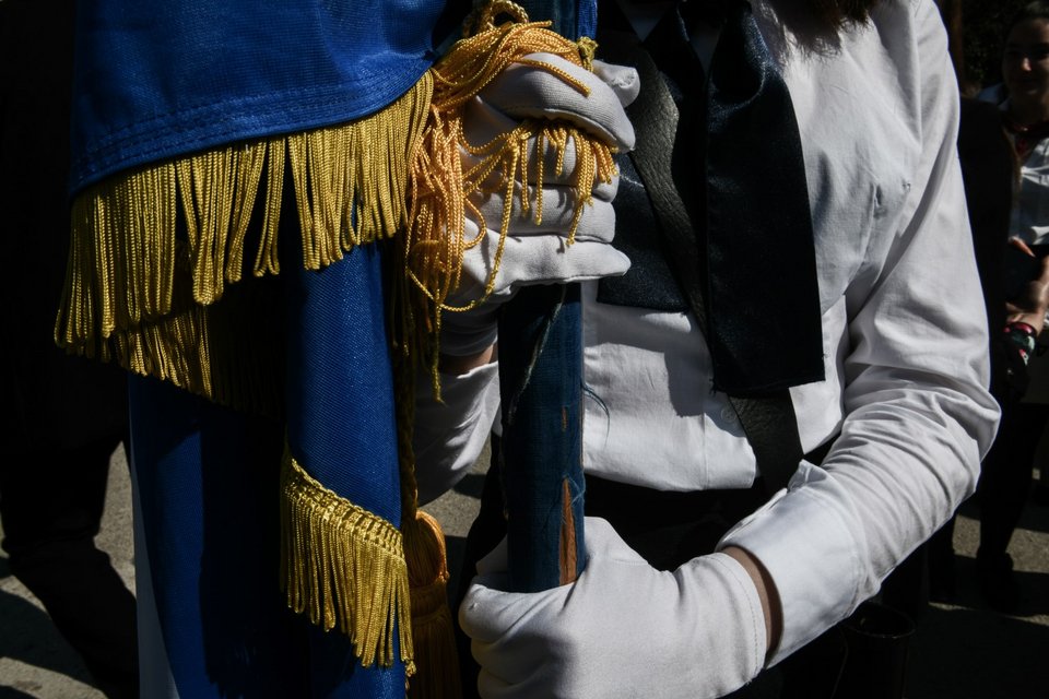 Με την ελληνική σημαία στο χέρι