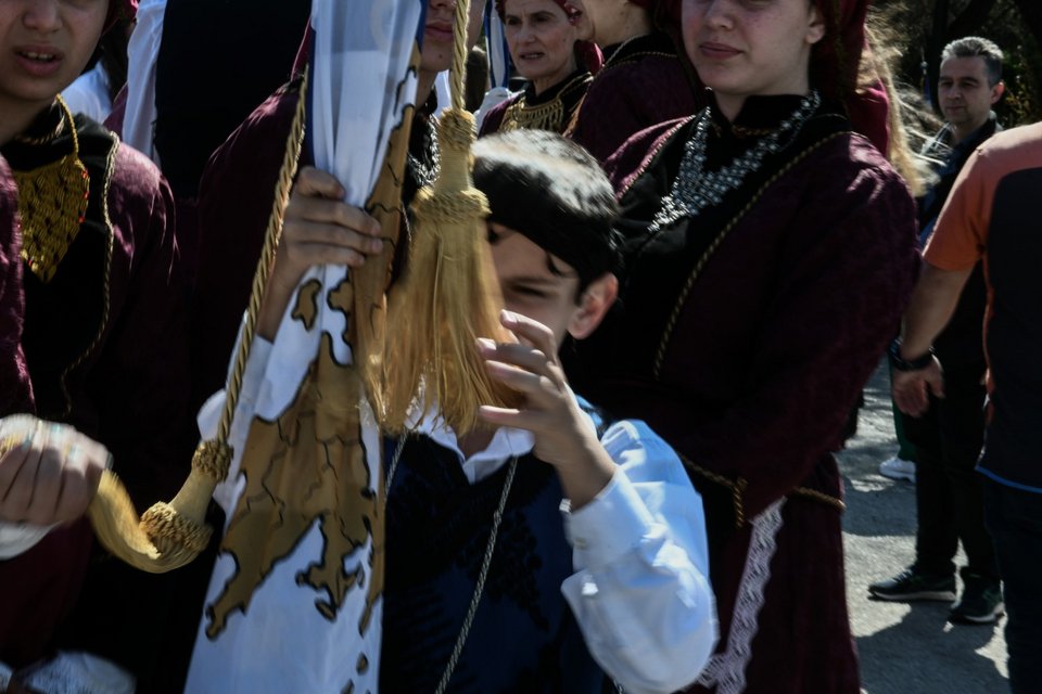 Ο μικρός με τη σημαία