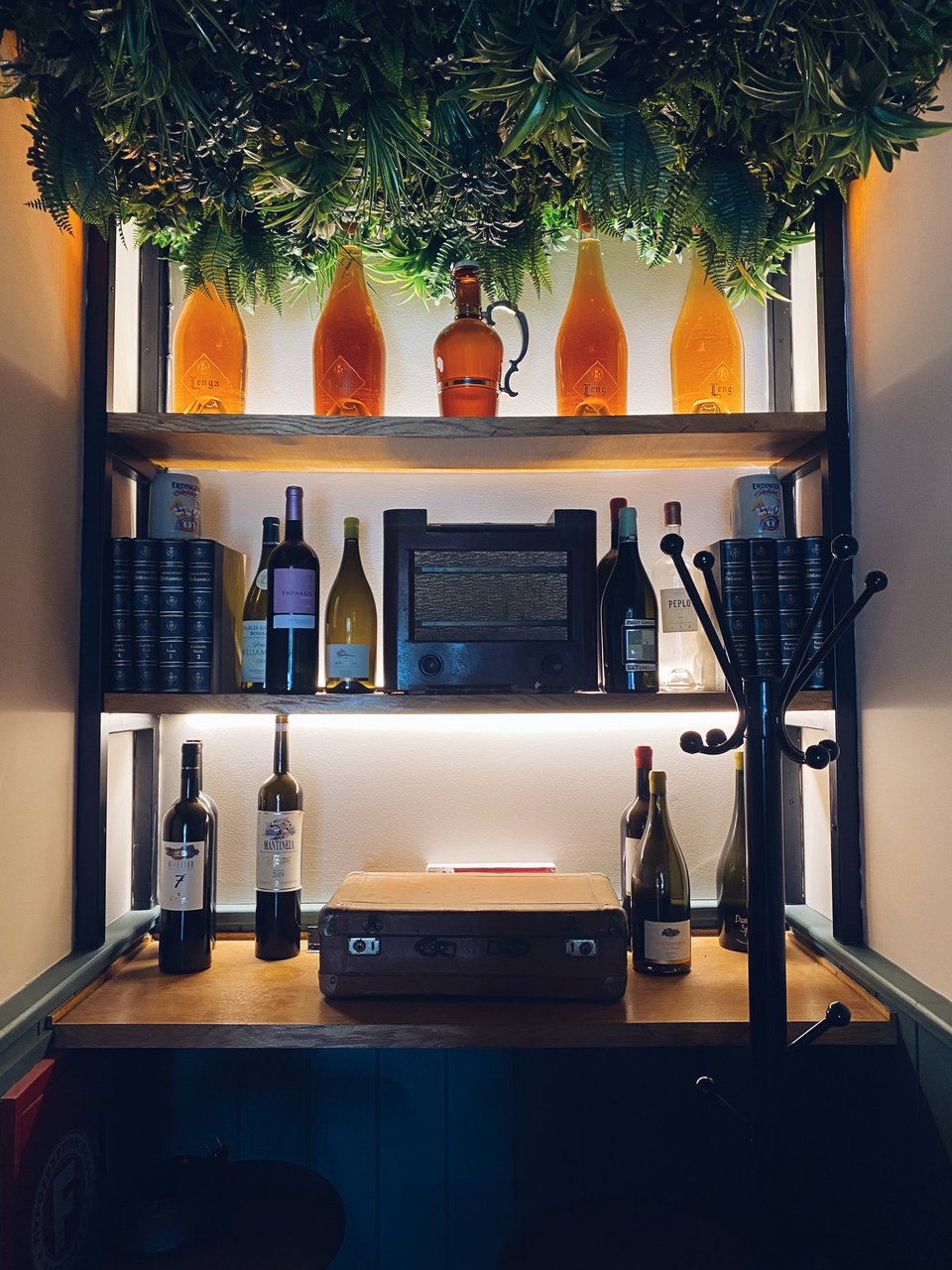 Μια ρετρό γωνιά αφιερωμένη στο ποτό, το βιβλίο και τη μουσική / Φωτογραφία: Μάνος Λειβαδάρος/iefimerida.gr 