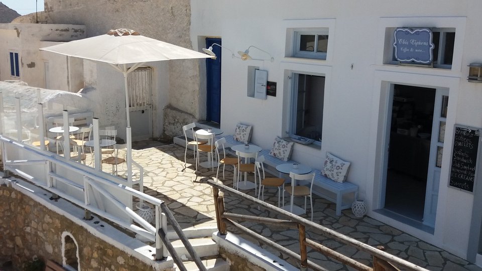 To καφενείο-ζαχαρολαστείο «Οδός Ειρήνης» της Μαργαρίτας Κονταράτου είναι σκαρφαλωμένο στη Χώρα της Ανάφης / Φωτογραφία: Οδός Ειρήνης Odos Irinis Anafi/Facebook