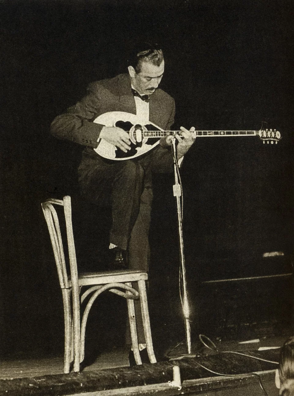 Πάντα με άψογο στυλ, ο Μπέμπης ήταν ψηλός, καλλίγραμμος και όμορφος. Τους μάγευε όλους με τους αυτοσχεδιασμούς του / Φωτογραφία από το αρχείο της σελίδας «Δημήτρης Μπέμπης Στεργίου» στο Facebook