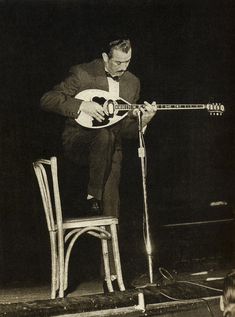 Πάντα με άψογο στυλ, ο Μπέμπης ήταν ψηλός, καλλίγραμμος και όμορφος. Τους μάγευε όλους με τους αυτοσχεδιασμούς του / Φωτογραφία από το αρχείο της σελίδας «Δημήτρης Μπέμπης Στεργίου» στο Facebook