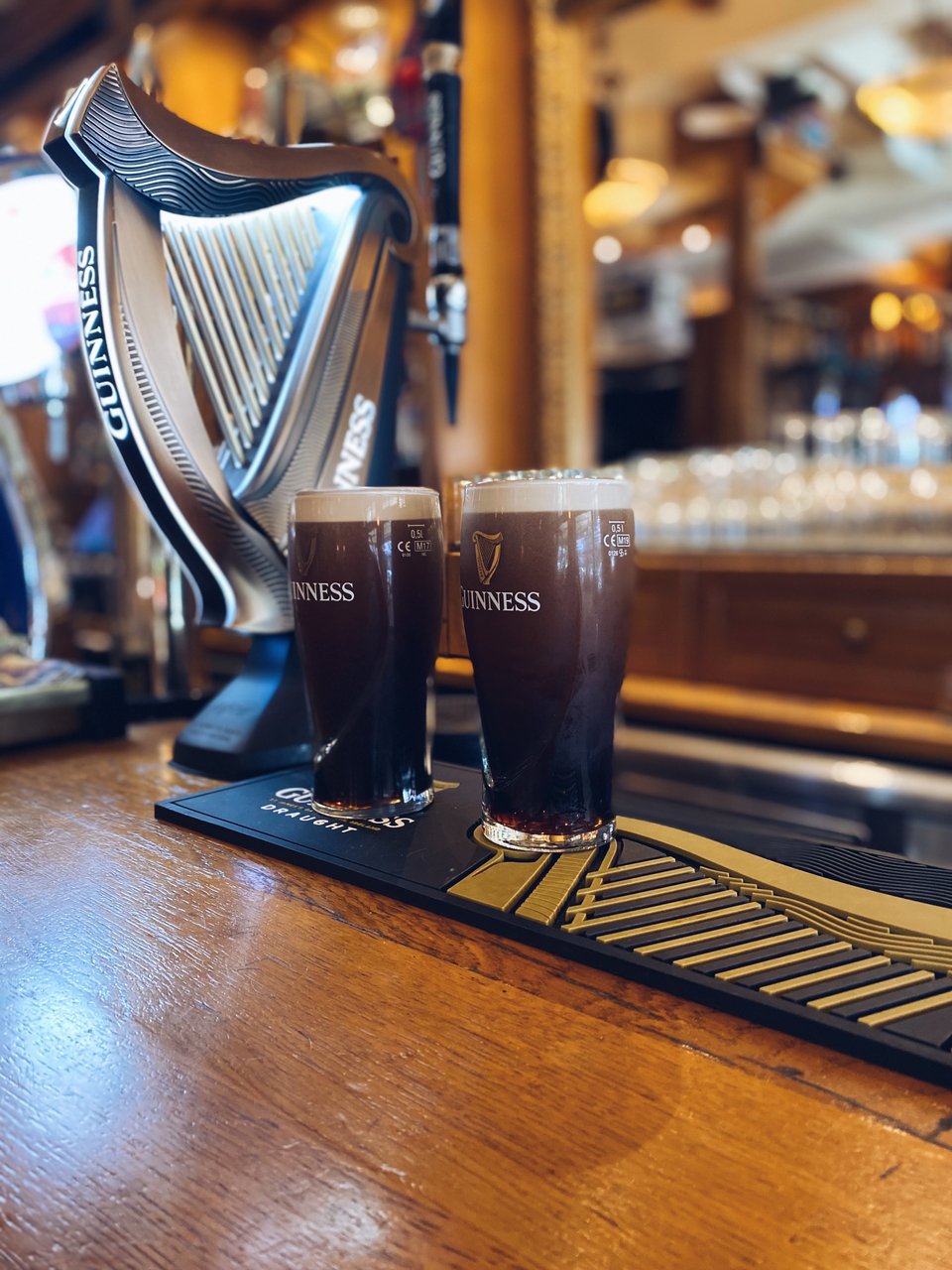 Η ιρλανδέζικη μπύρα Guinness στο χρώμα μοιάζει με καφέ / Φωτογραφία: Μάνος Λειβαδάρος/iefimerida.gr 