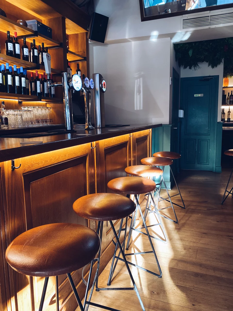 Ένα από τα δύο μπαρ του Molly Malone's / Φωτογραφία: Μάνος Λειβαδάρος/iefimerida.gr