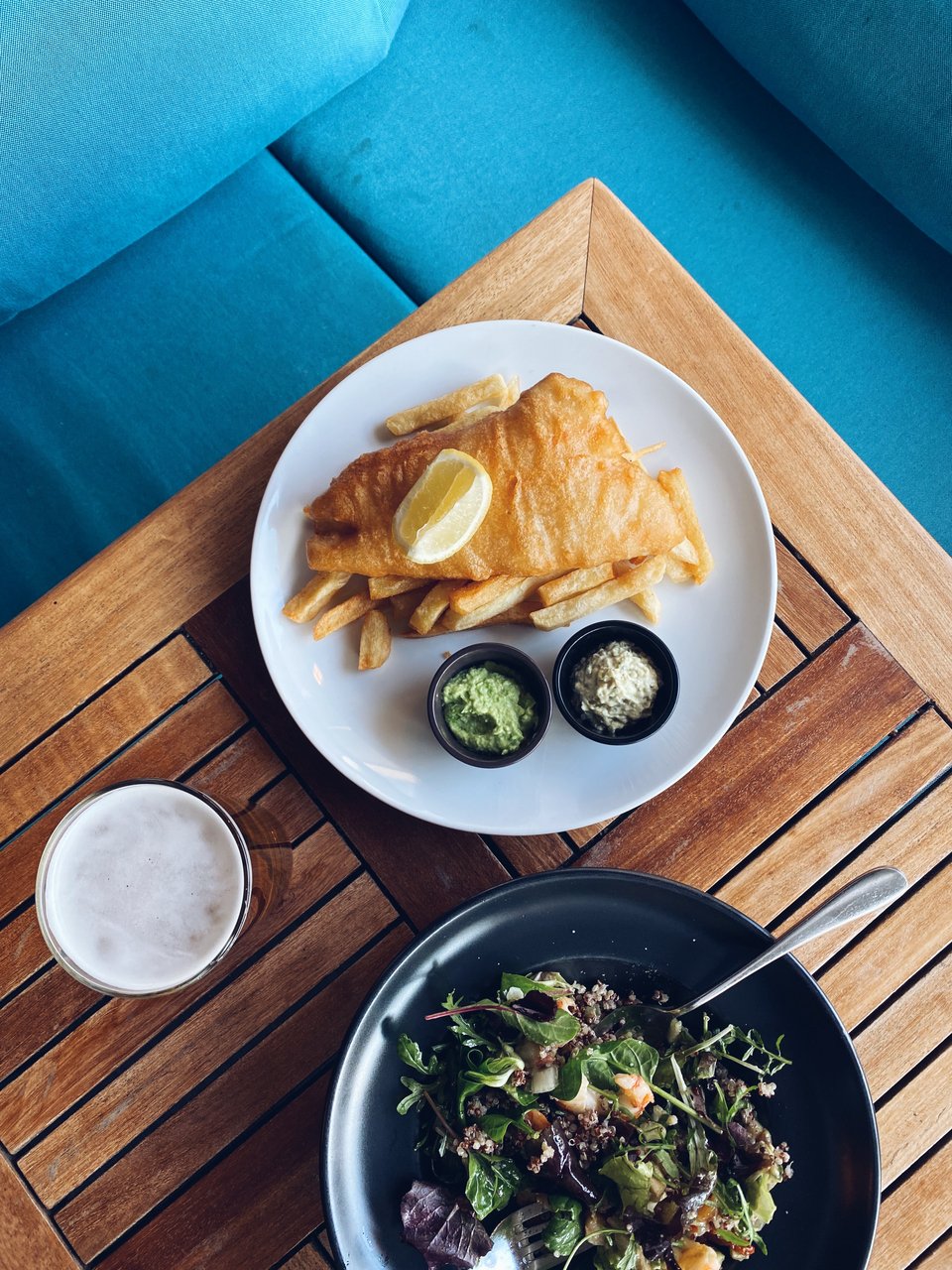 Μπακαλιάρος τηγανητός με σως ταρτάρ, πουρέ αρακά και σπιτικές πατάτες τηγανητές / Φωτογραφία: Μάνος Λειβαδάρος/iefimerida.gr