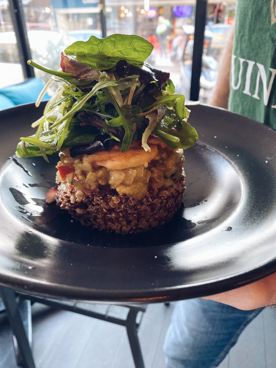 Σαλάτα με κινόα, αβοκάντο και πιπεριές Φλωρίνης / Φωτογραφία: Μάνος Λειβαδάρος/iefimerida.gr 